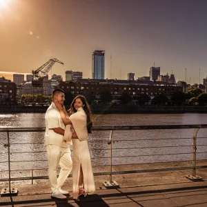 Hermosa pareja recién comprometida durante su sesión de fotos en puerto madero, buenos aires