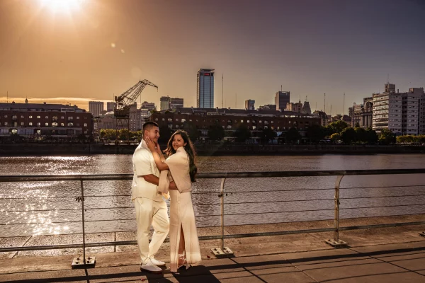 Hermosa pareja recién comprometida durante su sesión de fotos en puerto madero, buenos aires
