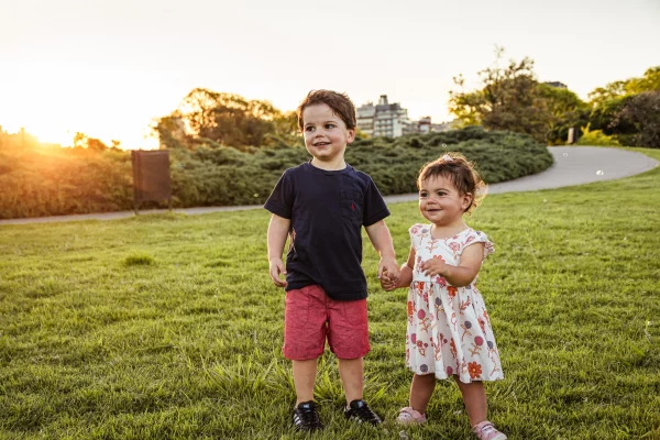 Baby siblings photoshoot at golden hour in Buenos Aires.