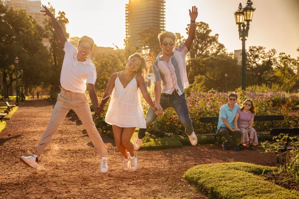 Family photoshoot with adult kids in the roses garden, Buenos Aires.