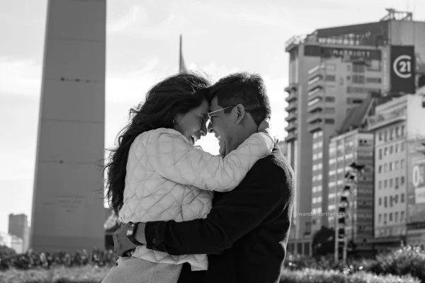 Candid couple photoshoot at the obelisk in buenos aires