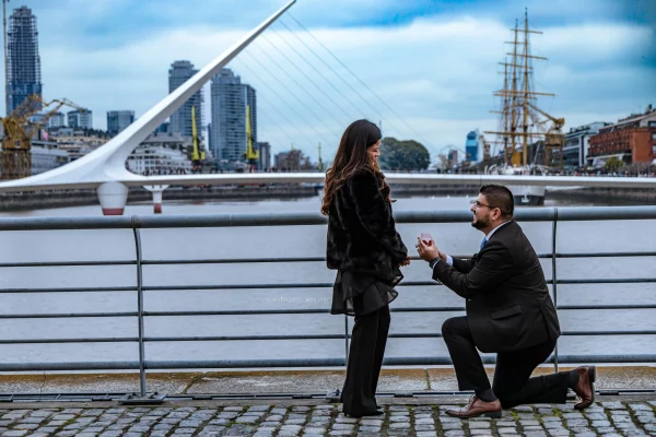 Propuesta de matrimonio romántica en en puente de la mujer Buenos Aires