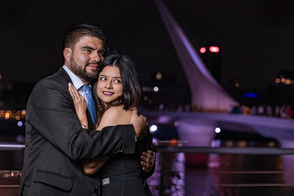 Sesión de fotos nocturna para pareja en el puente de la mujer Buenos Aires