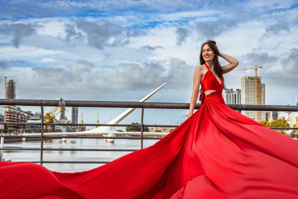 Sesion glamurosa con vestido volador en puerto madero