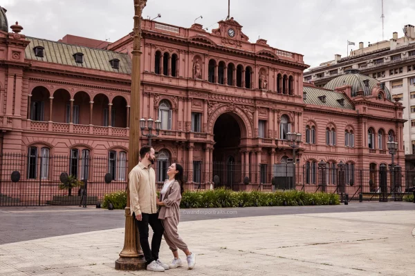 Couple photoshoot in Plaza de mayo with the casa rosada in the background