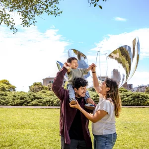 Family photoshoot at the Floralis genérica, Buenos Aires