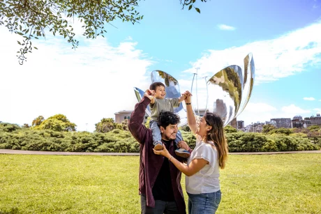 Family photoshoot at the Floralis genérica, Buenos Aires