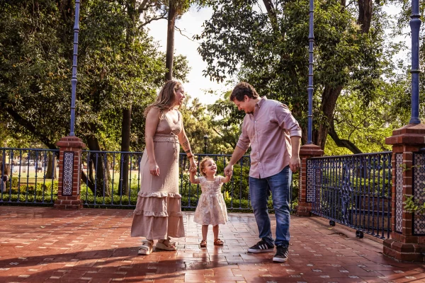 Family photoshoot with a baby girl in the Rosedal de Palermo, Buenos Aires.