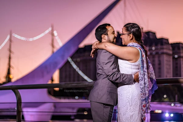 Sesión de fotos de luna de miel en Buenos Aires con el puente de la mujer de fondo