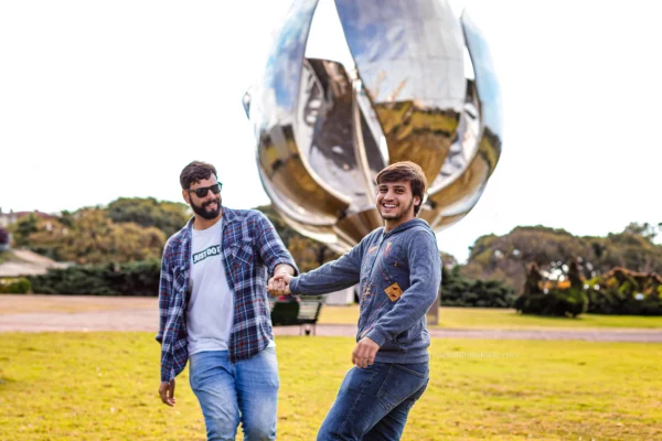 gay couple photoshoot in the floralis genérica, Buenos Aires