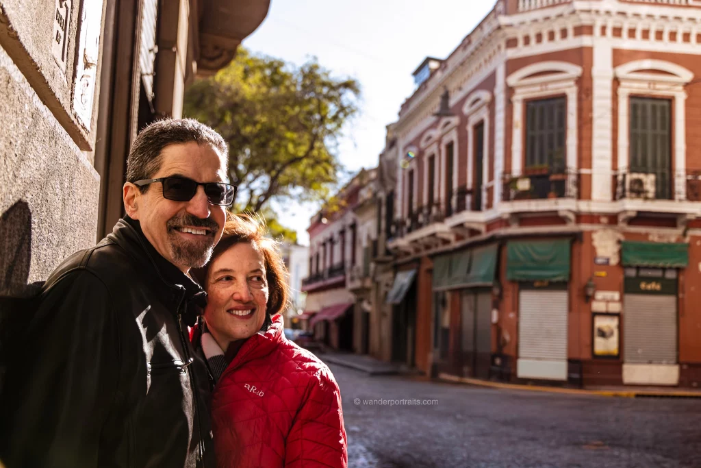 Couple of tourist in San Telmo buenos aires, photoshoot in buenos aires, mature couple photoshoot, anniversary photoshoot