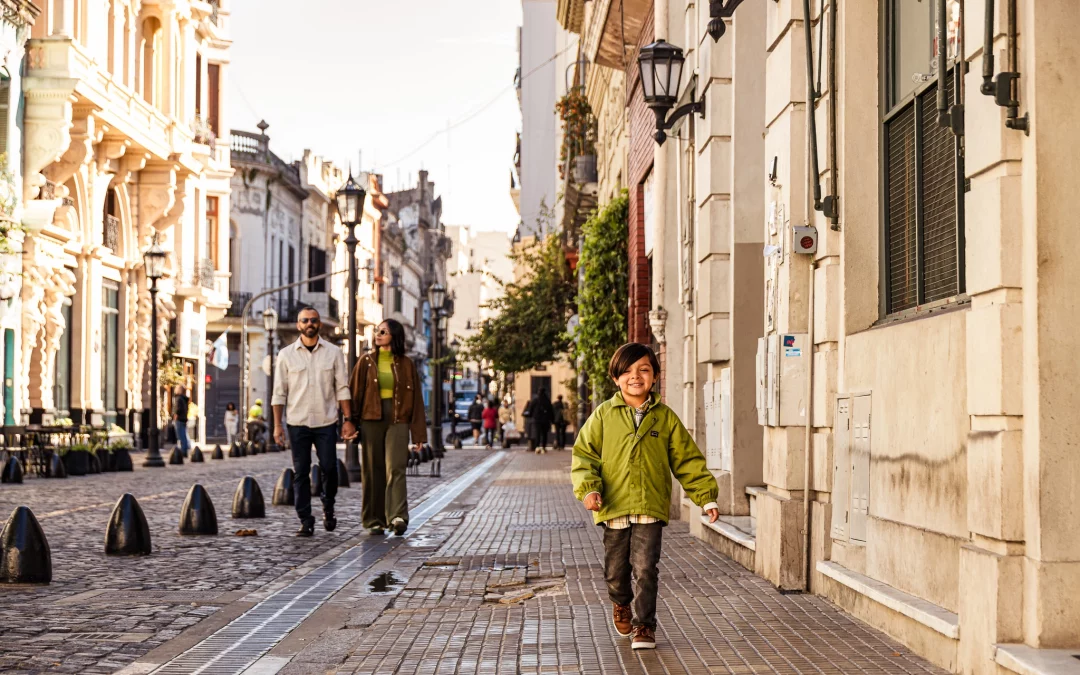 familia paseando en san telmo, buenos aires, family photoshoot, sesión de fotos en san telmo, fotografa en buenos aires,