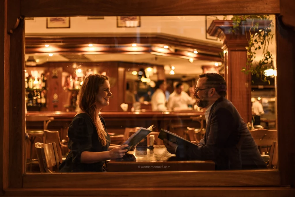 pareja en un cafe notable de buenos aires
