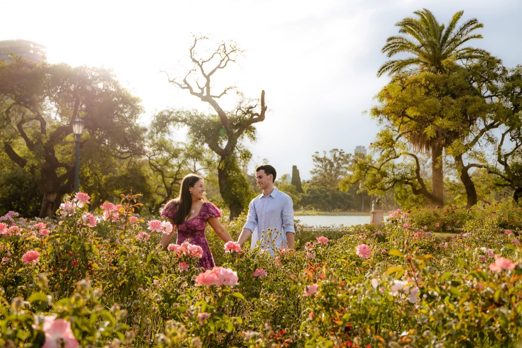 hora dorada en el rosedal, pareja enamorada