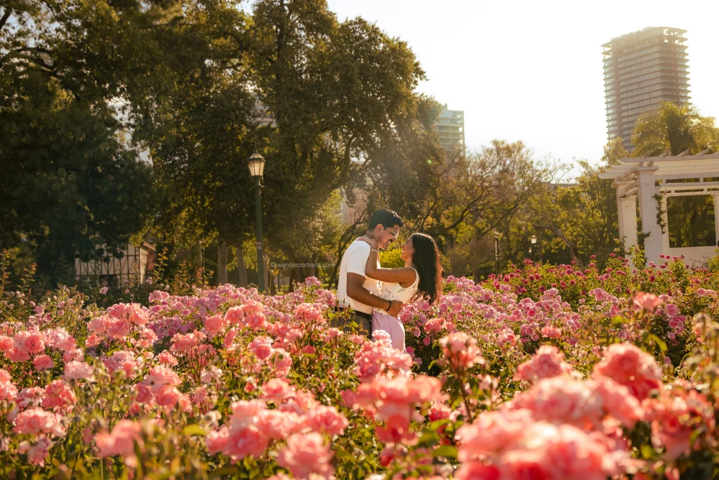 Pareja durante una propuesta de matrimonio sorpresa en el Jardín de Rosas de Palermo