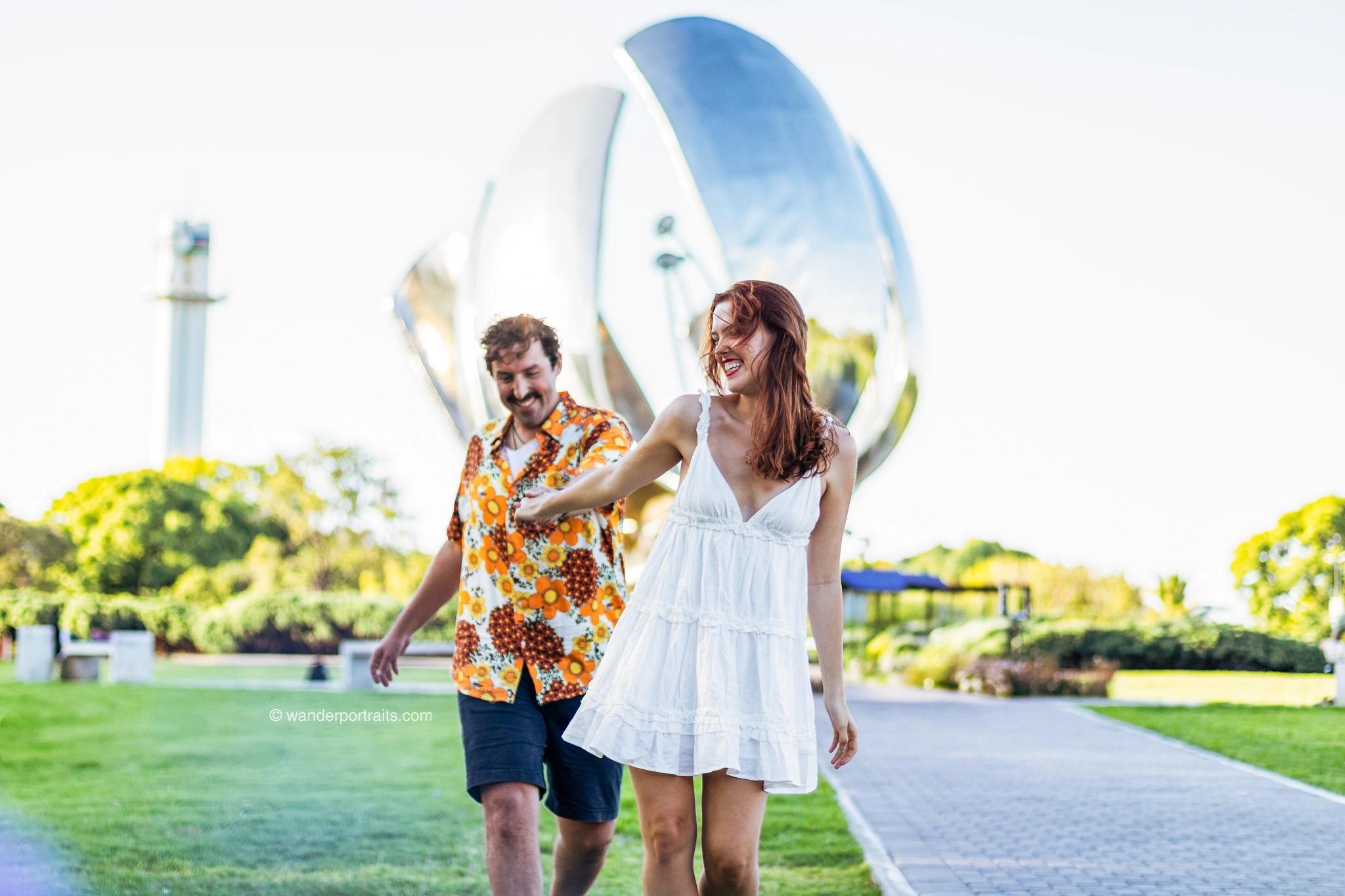 pareja sonriente en la floralis generica de buenos aires