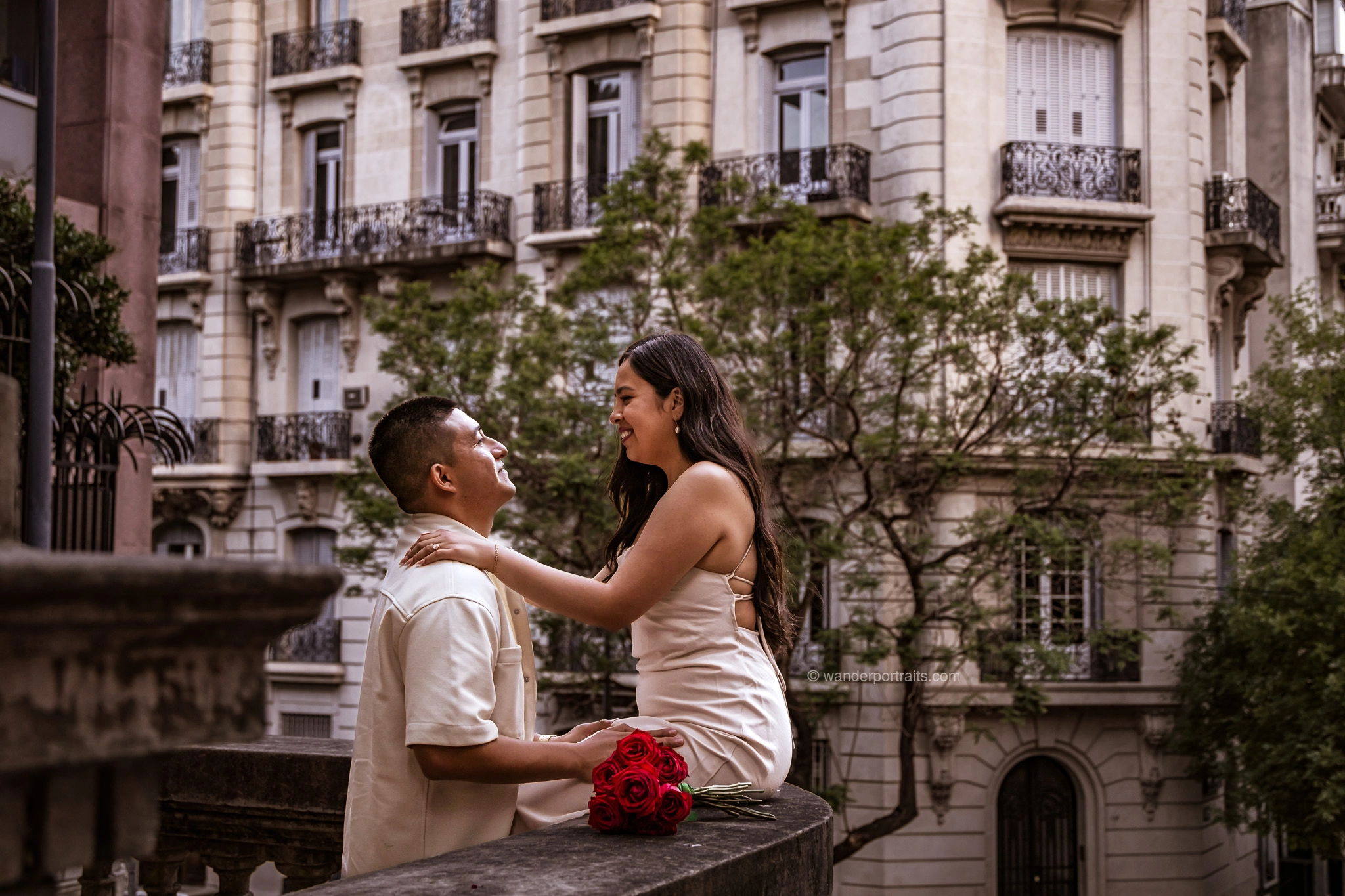 6O7A0912-Edit-WEBP Fotografía de pareja en Buenos Aires con estilo editorial, destacando la conexión, elegancia y arquitectura urbana.