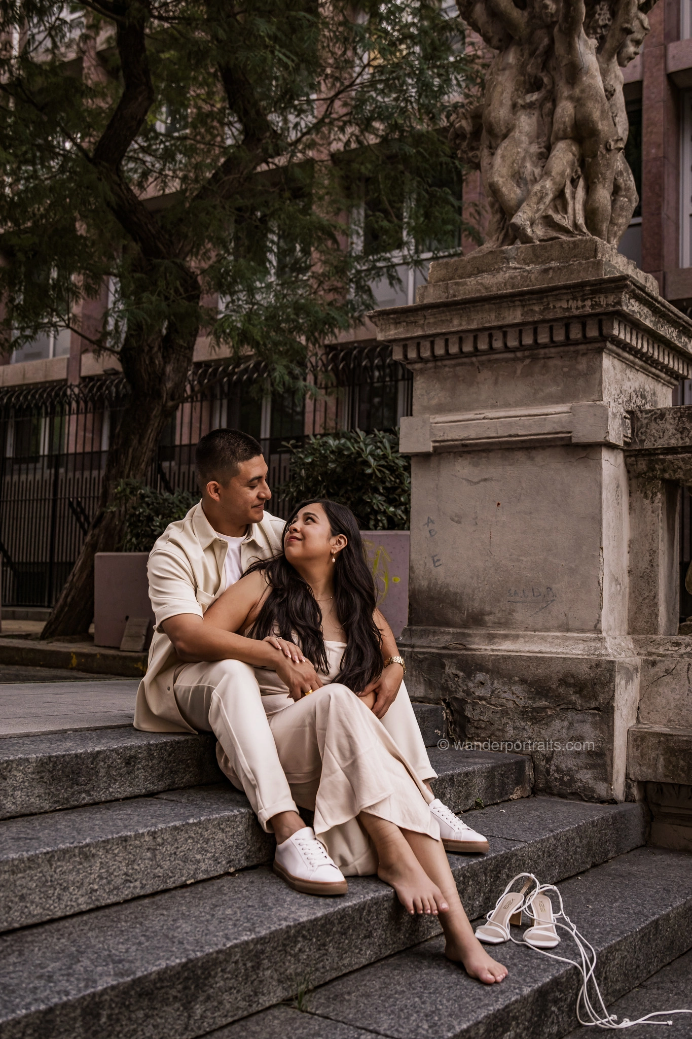 6O7A0931-Edit-WEBP Retrato romántico de pareja vestida de blanco en una experiencia fotográfica inspirada en bodas íntimas y elopements.
