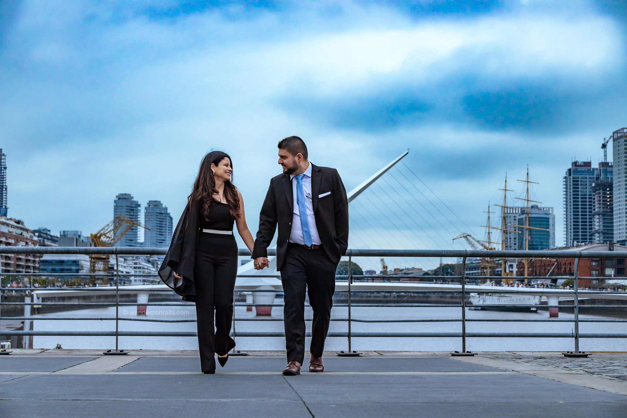 6O7A6409-Edit-WEBP Pareja elegante caminando por las calles históricas de Buenos Aires durante una sesión fotográfica romántica al atardecer.