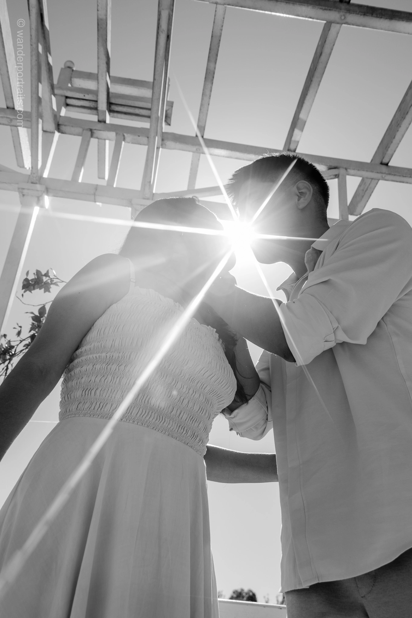6O7A6855-WEBP Fotografía artística de un beso romántico en Buenos Aires, capturando la emoción, la elegancia y la conexión auténtica de una pareja en un entorno urbano.