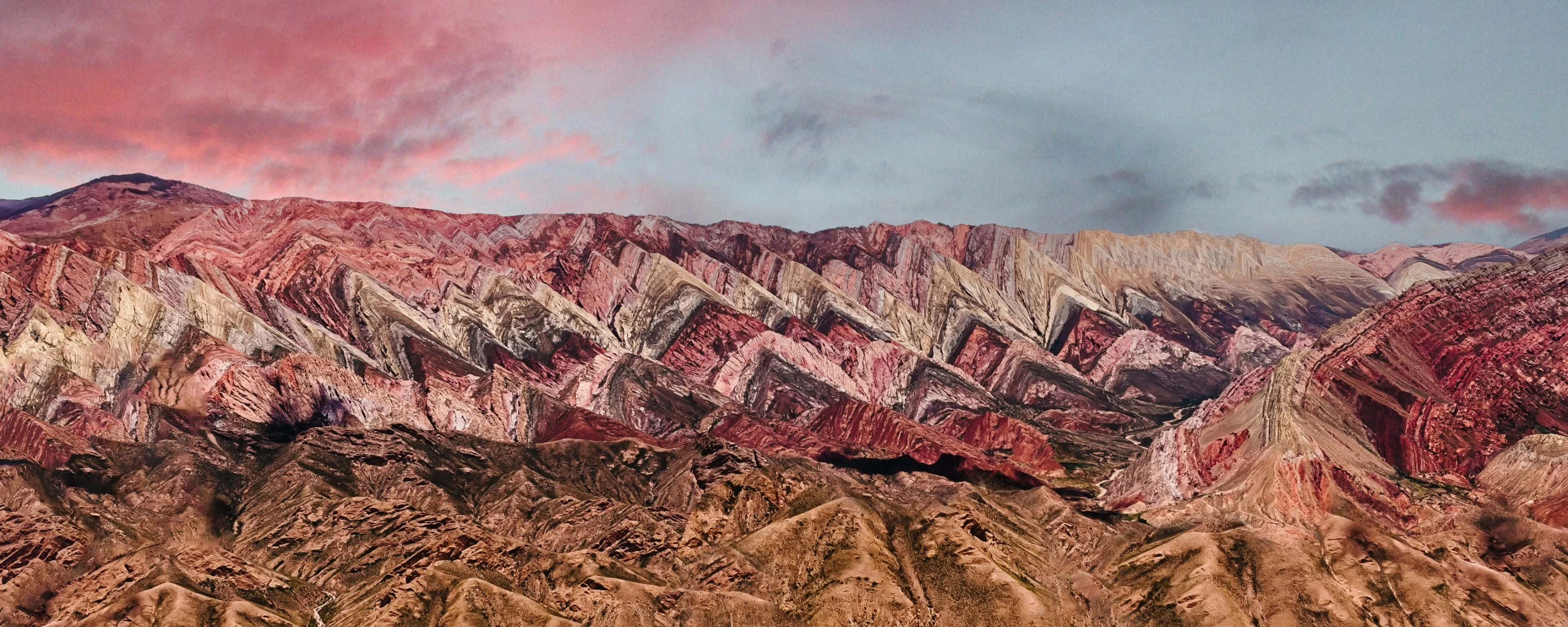 foto montaje de la montaña de siete colores en jujuy argentina